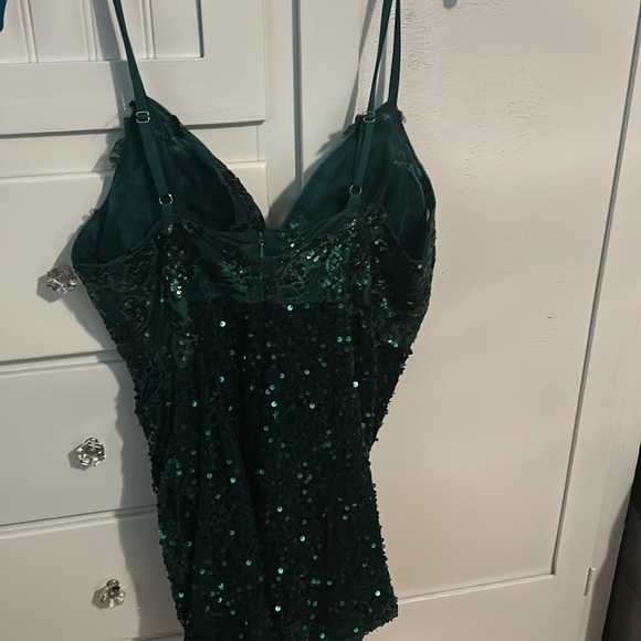 Elegant Green Sequin Dress - Picture 2 of 4